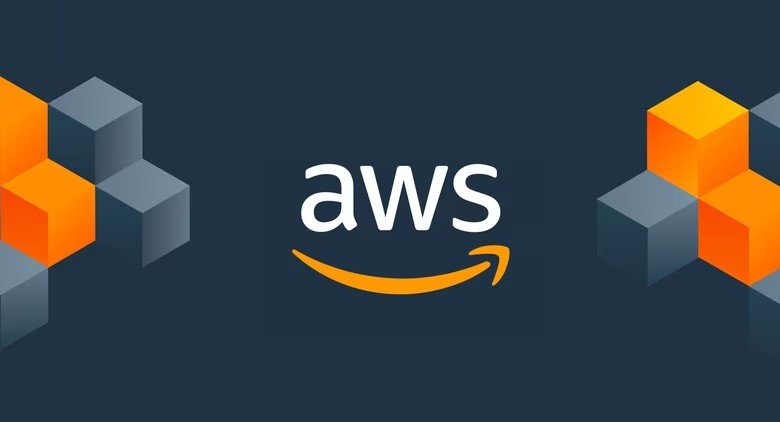 Logo d'Amazon Web Services sur fond bleu nuit, encadré de cubes isométriques orange et gris