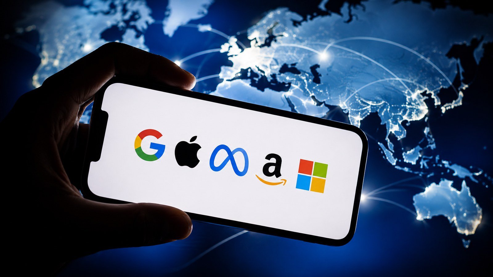 Un smartphone tenu à la main affiche les logos de Google, Apple, Meta, Amazon et Microsoft, devant un planisphère bleu
