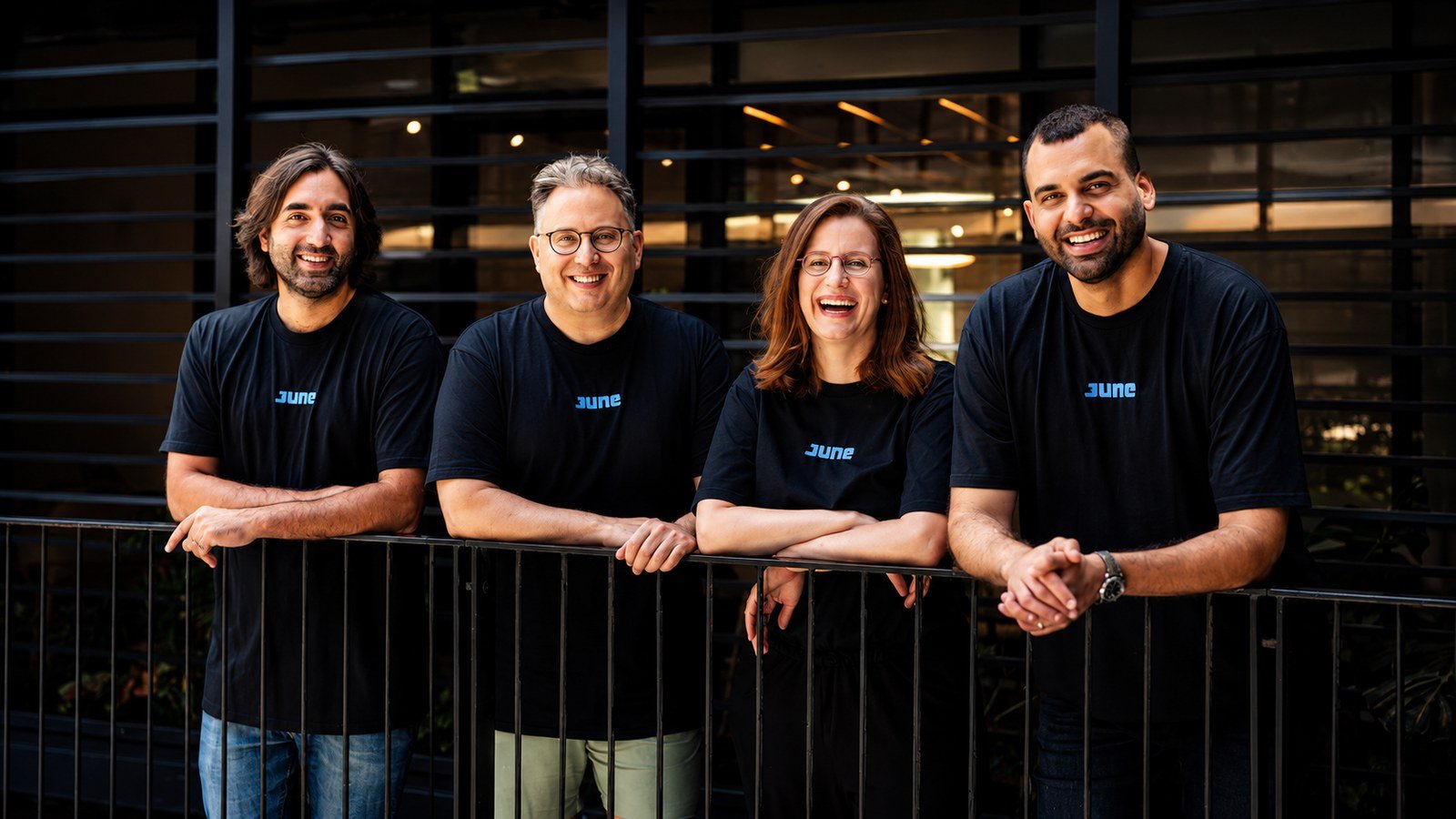 Les quatre fondateurs de June, en t-shirts noirs au logo de l'entreprise, accoudés à une rambarde