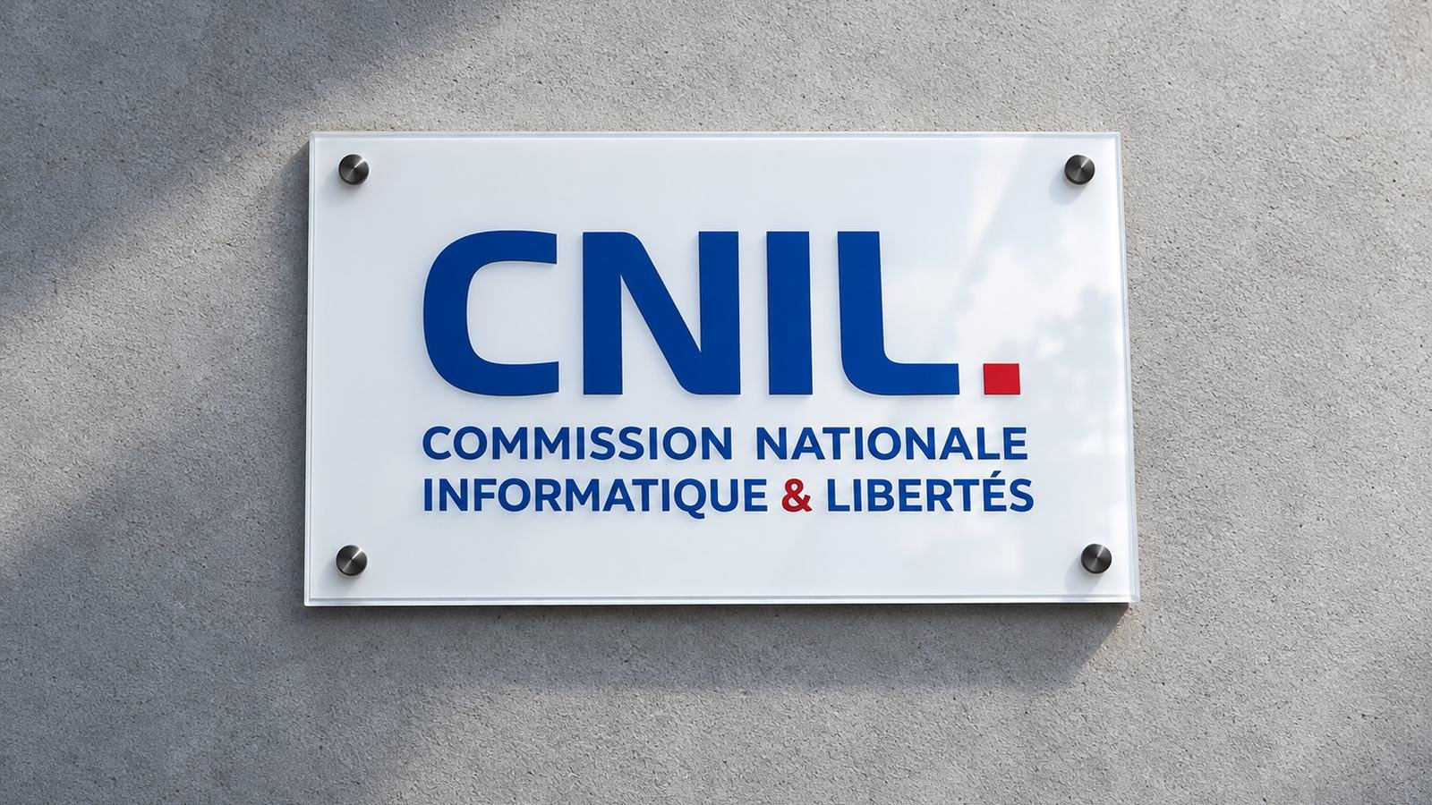Plaque de la Commission nationale de l'informatique et des libertés sur un mur